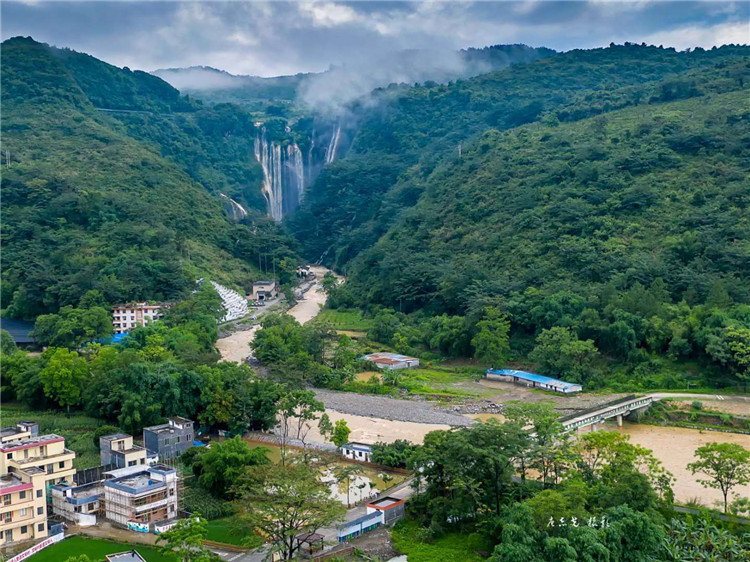 高村村，依山畔水，風(fēng)景秀麗。資料圖.jpg