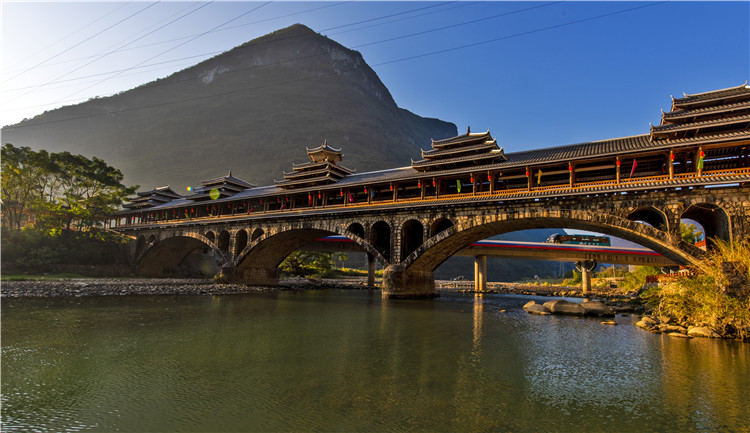 陽山新興網(wǎng)紅打卡點——特色風(fēng)雨廊橋“善美康橋”。通訊員供圖 .jpg