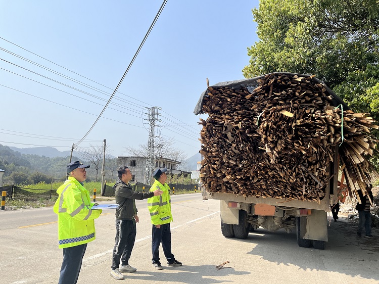 查處貨車超載等違法行為.jpg